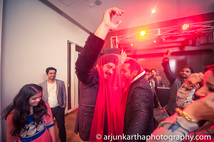 Arjun-Kartha-Candid-Wedding-Photography-Gulveen-Angad-37