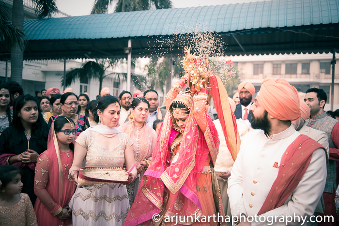Arjun-Kartha-Candid-Wedding-Photography-Gulveen-Angad-71