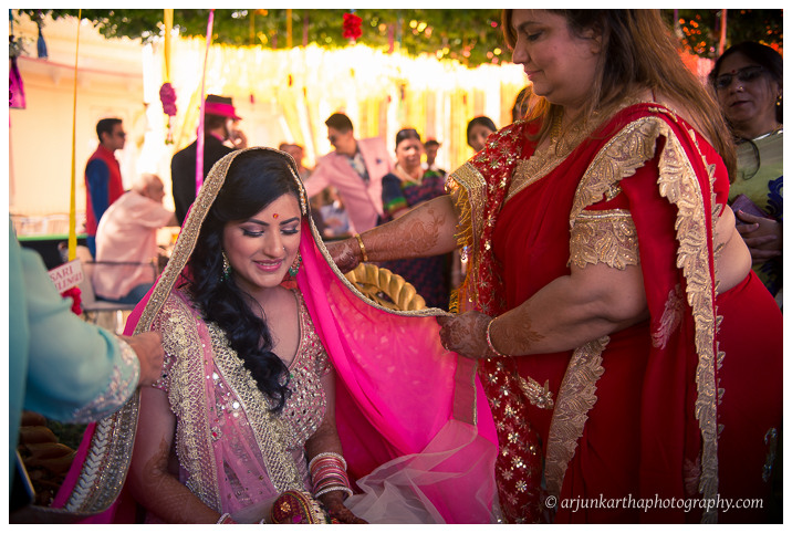 Arjun-Kartha-Candid-Wedding-Photography-Jagmandir-Udaipur-2