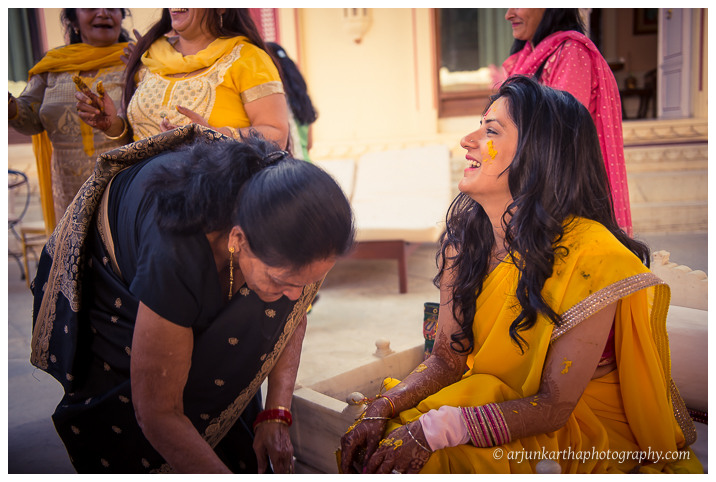Arjun-Kartha-Candid-Wedding-Photography-Jagmandir-Udaipur-22