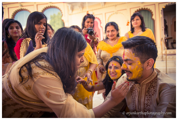 Arjun-Kartha-Candid-Wedding-Photography-Jagmandir-Udaipur-24