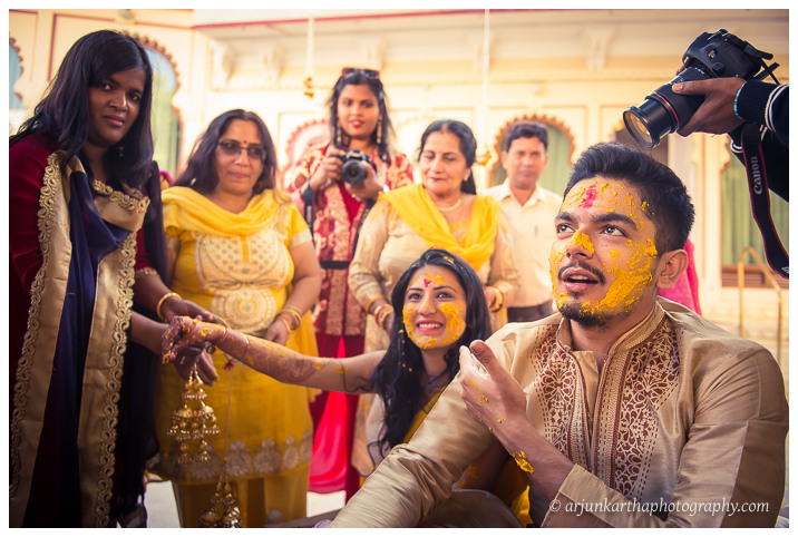 Arjun-Kartha-Candid-Wedding-Photography-Jagmandir-Udaipur-25