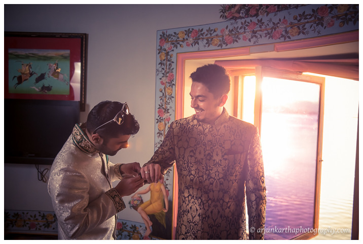Arjun-Kartha-Candid-Wedding-Photography-Jagmandir-Udaipur-30